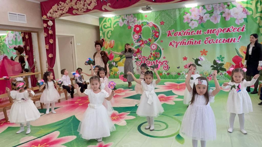 Ортаңғы "Күншуақ" тобы "Аяулы-анашым"