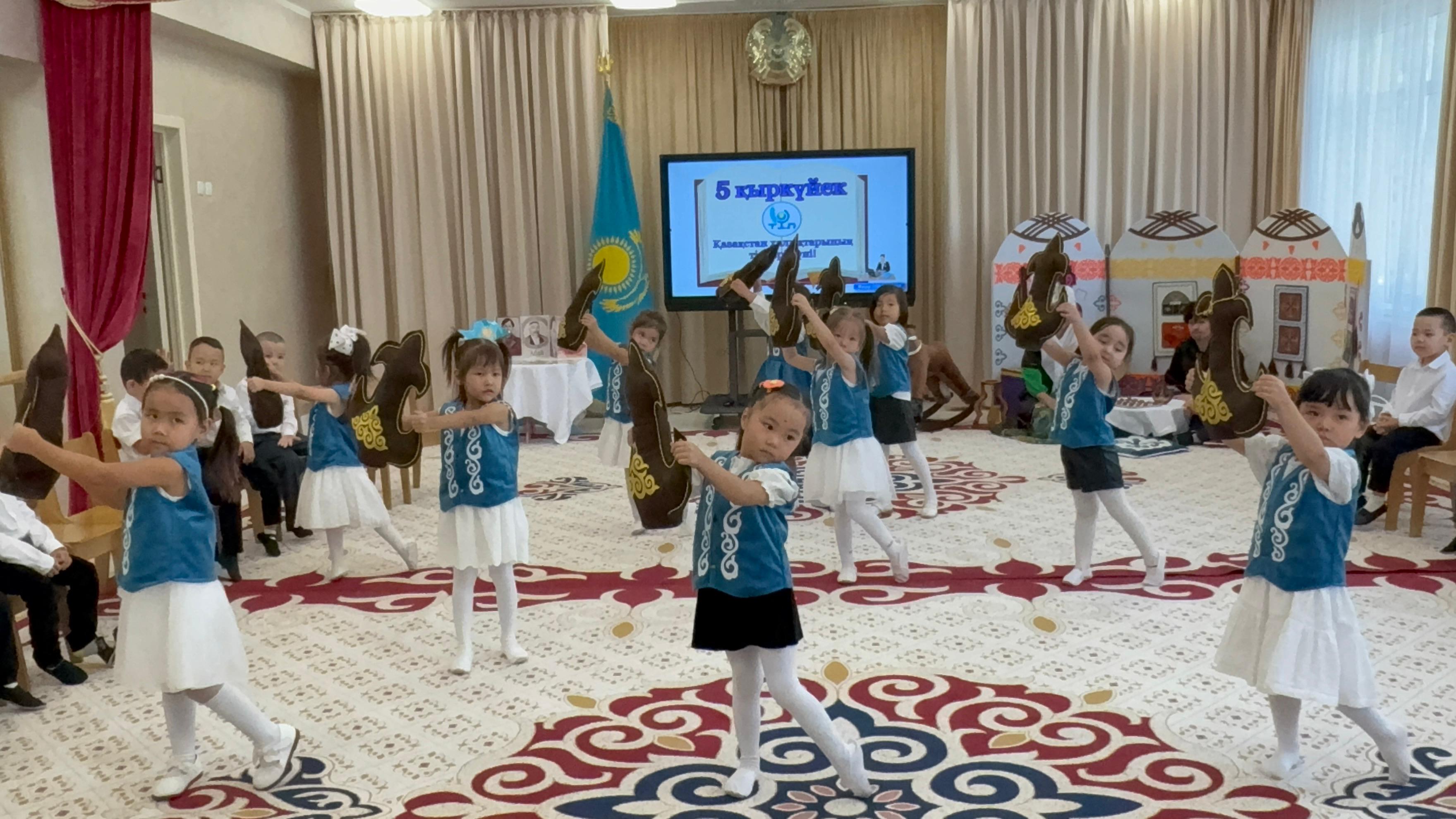 "Қазақстан халықтарының тілдер күні"  Ересек "Сұңқар" тобы